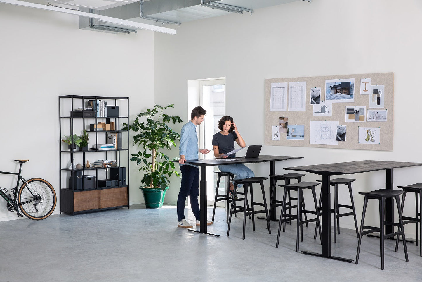 Scaffale da studio con ante