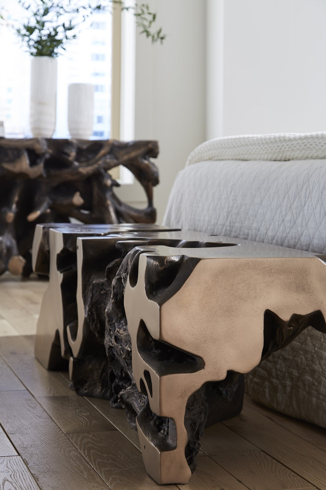 Tavolo da salotto con base a forma di radice in bronzo Beau Cast