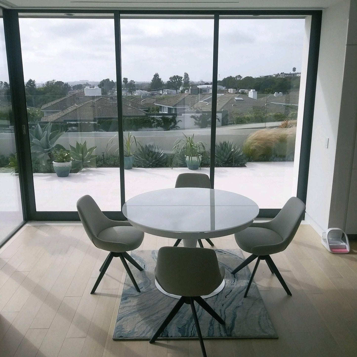 Eclipse Dining Table By Ozzio