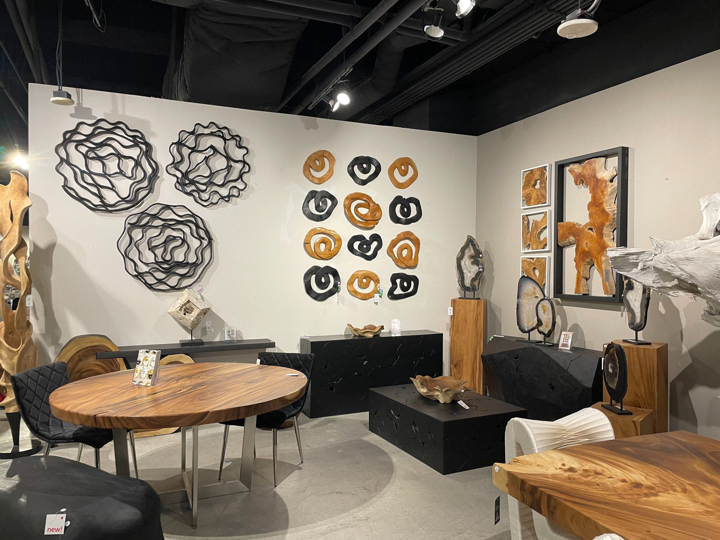 Chuleta Round Dining Table