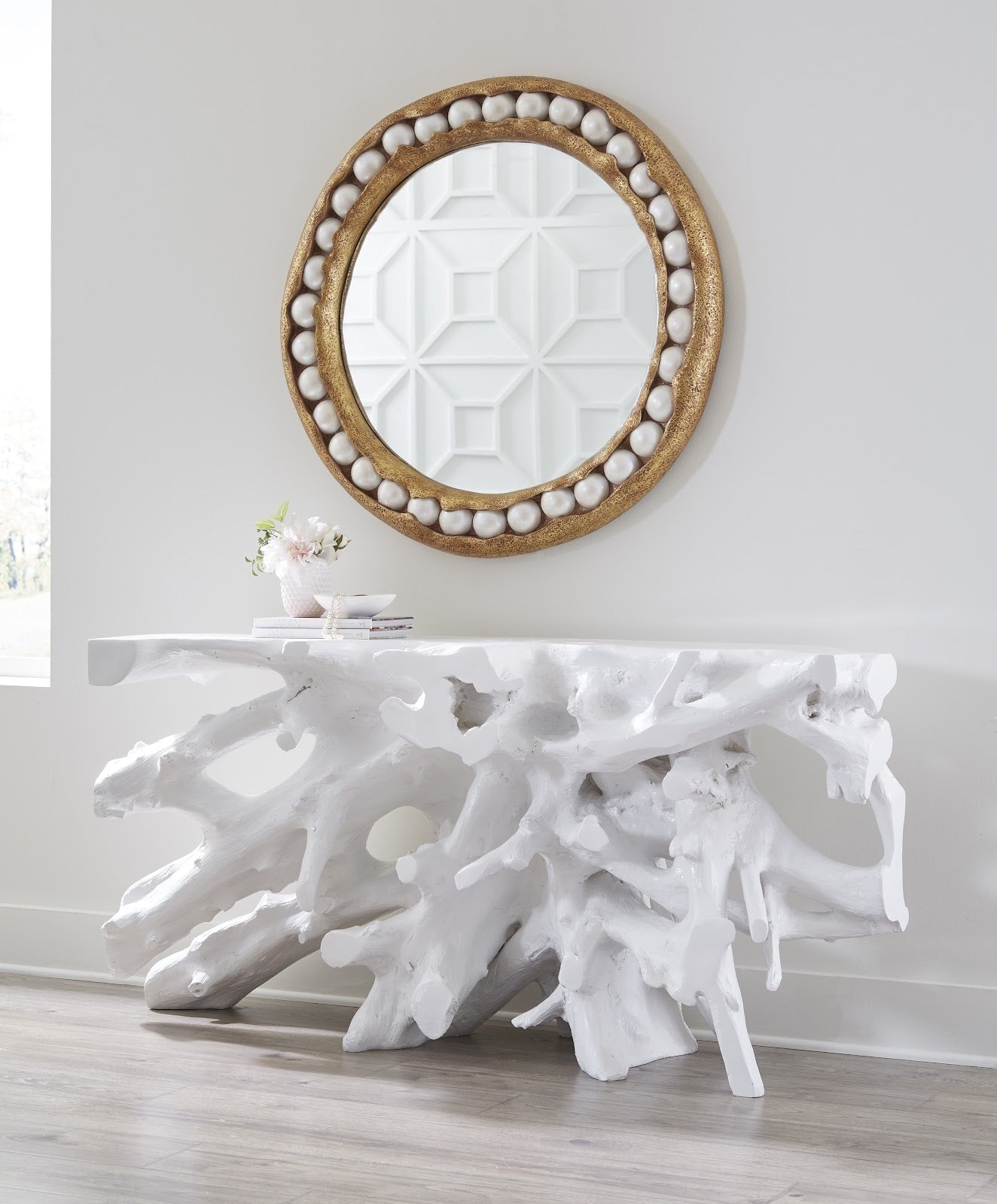 Tavolino portaoggetti con base a forma di radice, colore bianco con finitura gelata.