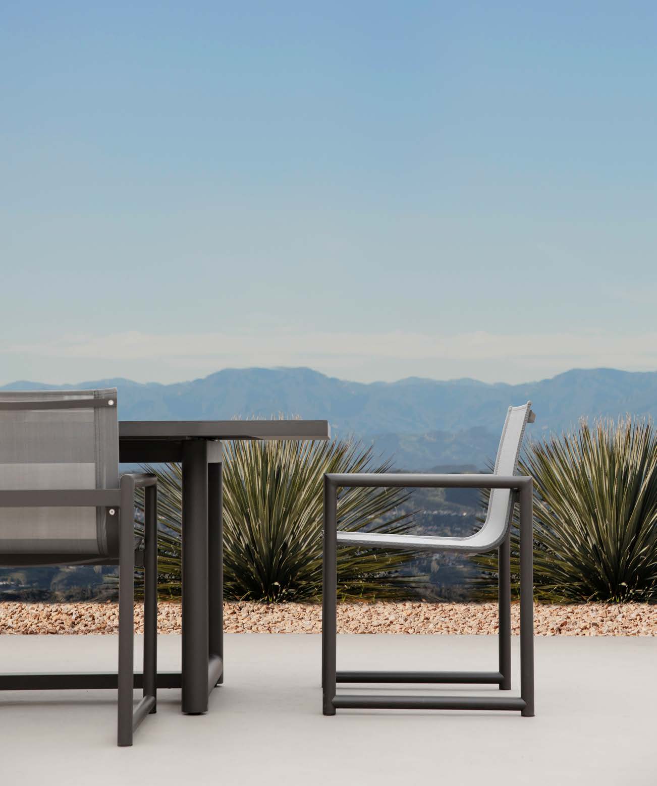 BREEZE GLASS DINING TABLE 39