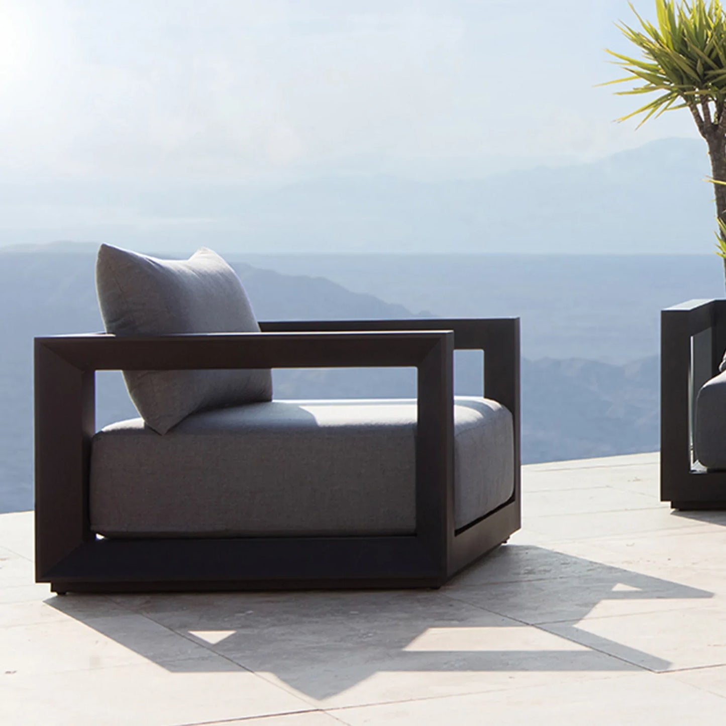 VAUCLUSE LOUNGE CHAIR
