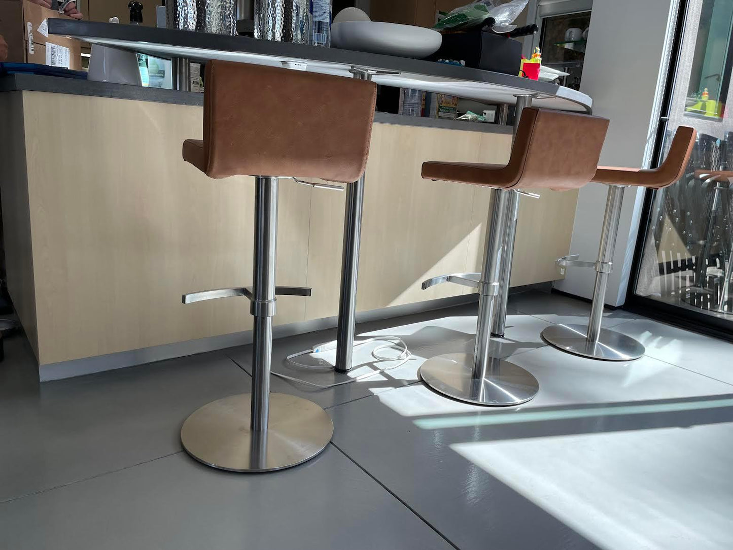 DALLAS PISTON SWIVEL STOOL