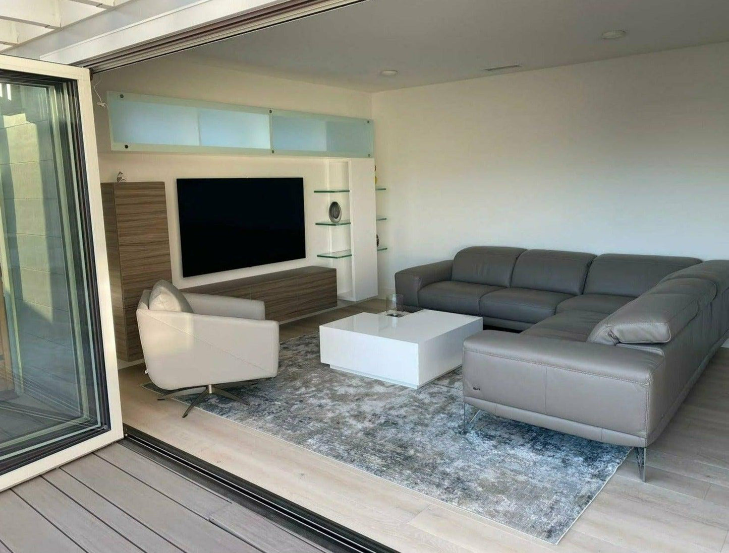 Huntington Entertainment Unit 1